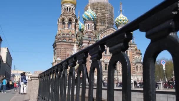 Ryssland St. Petersburg, maj 09 2019: kyrka av Frälsaren på blod. Stadssemester tillägnad Segerdagen — Stockvideo