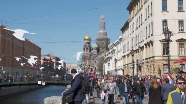 Russland st. petersburg, 09. mai 2019: die menschen gehen zum siegtag. Kirche des Erlösers auf Blut. — Stockvideo