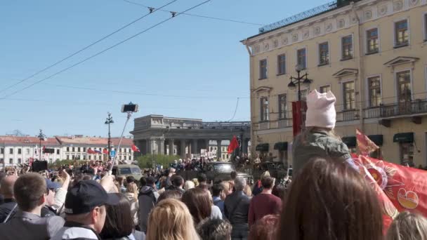 Rusia, San Petersburgo, 9 de mayo 2019. Acción nacional "Regimiento inmortal". Fiesta de la ciudad dedicada al Día de la Victoria — Vídeo de stock