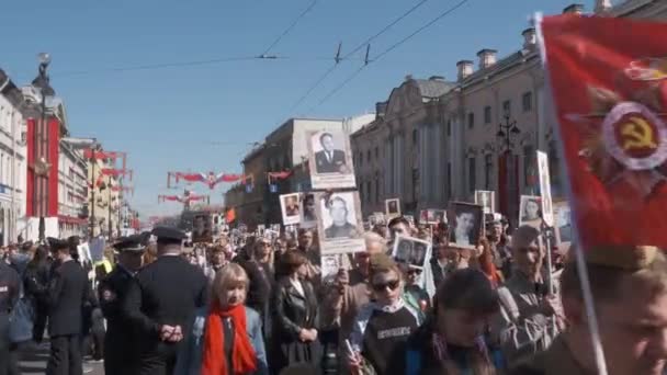 Rosja, Sankt Petersburg, maj 9 2019. Narodowe działanie "Nieśmiertelny Pułk". Święto miejskie poświęcone dniu zwycięstwa. — Wideo stockowe