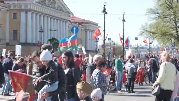 Rosja, Sankt Petersburg, 9 2019 maja, ludzie na placu pałacowym. Święto miejskie poświęcone dniu zwycięstwa. — Wideo stockowe