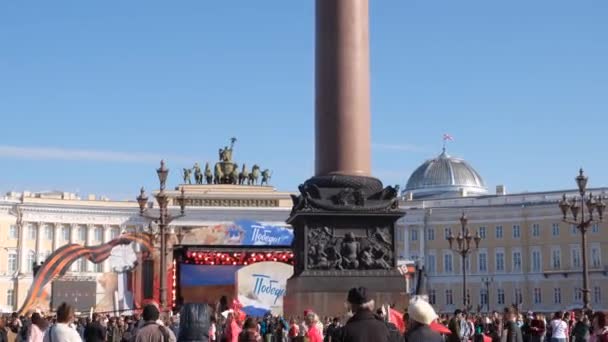 Rusya, St. Petersburg, 9 Mayıs 2019, Saray Meydanı'nda insanlar. Zafer Bayramı'na adanmış şehir tatili. — Stok video