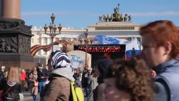 Rusya, St. Petersburg, 9 Mayıs 2019, Saray Meydanı'nda insanlar. Zafer Bayramı'na adanmış şehir tatili. — Stok video