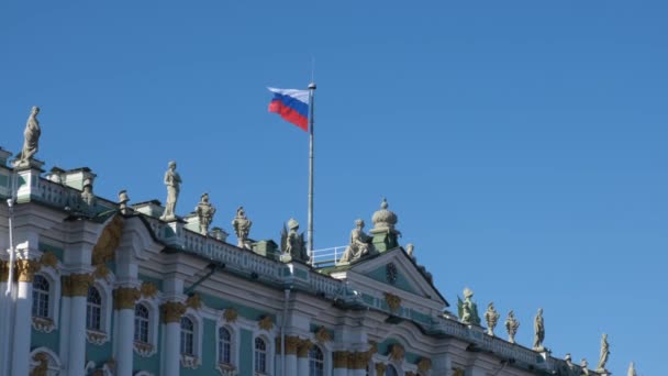 9 de maio de 2019, Rússia, São Petersburgo. A bandeira russa se desenvolve sobre o edifício Hermitage. Férias na cidade dedicadas ao Dia da Vitória . — Vídeo de Stock