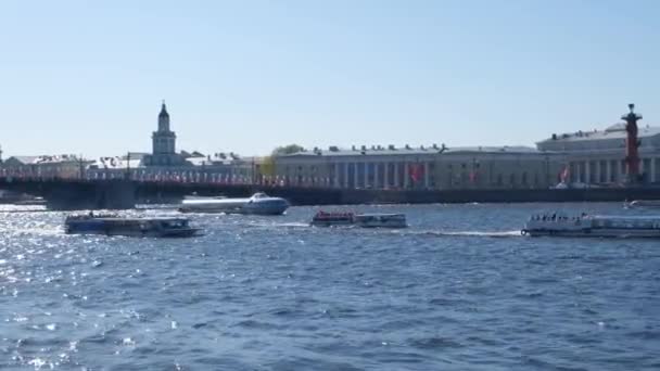 Rusia, San Petersburgo, 9 de mayo de 2019, Fiesta de la ciudad dedicada al Día de la Victoria. Barcos navegando en el río Neva en medio de la saliva de la isla Vasilyevsky . — Vídeo de stock