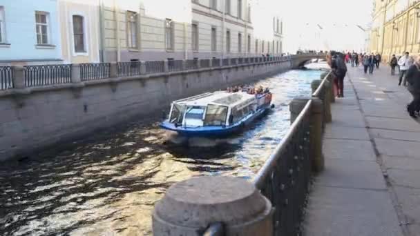 9 Mayıs 2019, Rusya, St. Petersburg. Motorlu gemi St Petersburg Moyka Nehri üzerinde yelken — Stok video