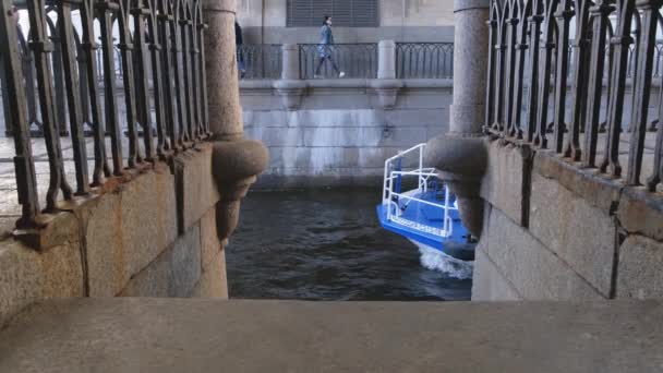 9 de mayo de 2019, Rusia, San Petersburgo. El barco a motor navega por el río Moyka en San Petersburgo — Vídeos de Stock