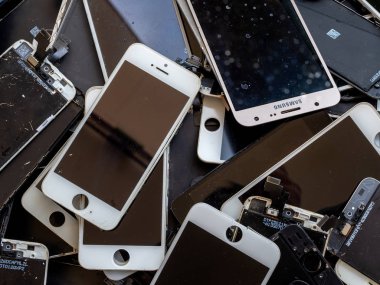 Chiang Rai, Tayland: 23 Ağustos 2017 - kırık smartphone ekran (e-atık, elektronik atık yığını