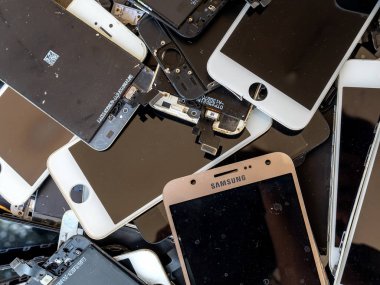 Chiang Rai, Tayland: 23 Ağustos 2017 - kırık smartphone ekran (e-atık, elektronik atık yığını