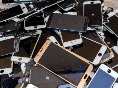 Chiang Rai, Tayland: 23 Ağustos 2017 - kırık smartphone ekran (e-atık, elektronik atık yığını
