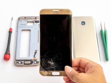 Teknisyen kırık smartphone ekranında Close-up el bulanık smartphone bileşen adam üzerinde