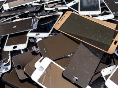 Chiang Rai, Tayland: 23 Ağustos 2017 - kırık smartphone ekran (e-atık, elektronik atık yığını