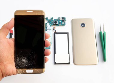 Teknisyen kırık smartphone ekranında Close-up el bulanık smartphone bileşen adam üzerinde