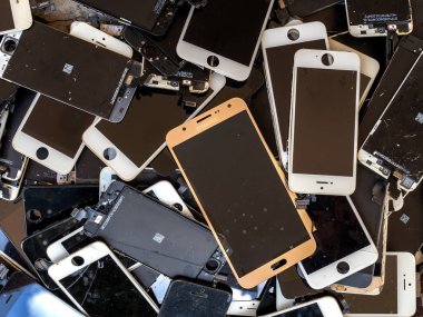 Chiang Rai, Tayland: 23 Ağustos 2017 - kırık smartphone ekran (e-atık, elektronik atık yığını