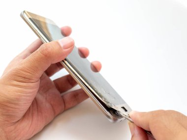 Teknisyen el kalktıktan Close-up tamir veya beyaz arka plan üzerinde yeni ekran yerine hazırlanması için smartphone ekran kırık