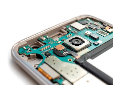 Close-up içinde demonte smartphone üzerinde beyaz arka plan, arka kamera Fucus onarmaya hazırlanıyor kırık
