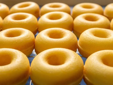 Yakın çekim yansıma grubunun tereyağı süt çörek pişirdim.