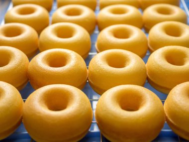 Yakın çekim yansıma grubunun tereyağı süt çörek pişirdim.