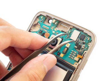 Teknisyen el kırık sökülüp smartphone içinde mikro işlemci sıkma Close-up