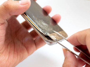 Teknisyen el kalktıktan Close-up tamir veya beyaz arka plan üzerinde yeni ekran yerine hazırlanması için smartphone ekran kırık