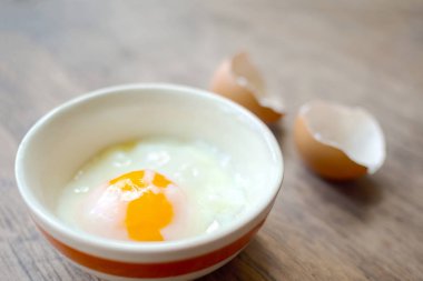 Onsen tamago yumurta veya kopya alanı ile geleneksel Japonca rafadan yumurta