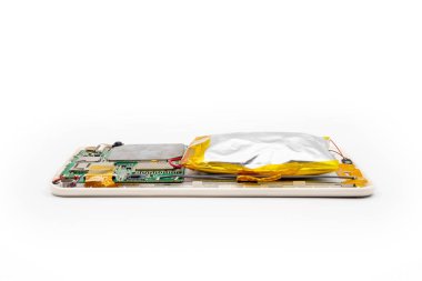 Şişmiş tablet pil pil süresi dolmuş ya da bozulmaya, çünkü her an patlamaya hazır. Beyaz arka plan üzerinde izole