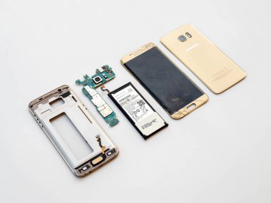 Chiangrai, Tayland: 20 Eylül 2017 - yakın çekim görüntü içinde onarmaya hazırlanıyor kırık Samsung Galaxy S7 kenar smartphone demonte