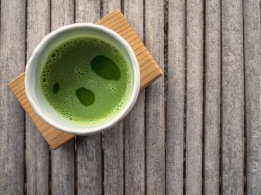 Organik yeşil çay matcha beyaz Japon tarzı seramik kase kopya alanı ile işleme töreninden sonra üstten görünüm