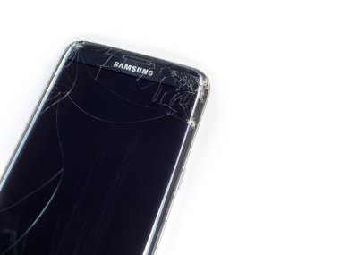 Chiangrai, Tayland: 20 Eylül 2017 - Smart kırık ve kırık telefon Samsung Galaxy S7 kenar ekran bıraktıktan sonra veya diğer kaza beyaz arka plan üzerinde