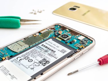 Chiangrai, Tayland: 20 Eylül 2017 - yakın çekim görüntü içinde tamir araçları ile hazırlanılıyor kırık Samsung Galaxy S7 kenar smartphone demonte