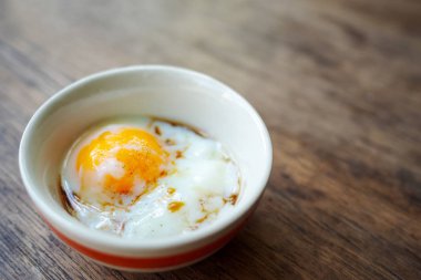 Onsen tamago yumurta veya geleneksel Japonca rafadan yumurta kağıt ve shoyu soya, kopya alanı sos ile