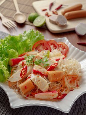 Tay yum salata sıcak ve baharatlı Vietnamca sosis, krab ile sopa, erişte ve sebze. Yum salata olduğunu Tay yerel gıda, baharatlı ekşi ve tatlı tadı.