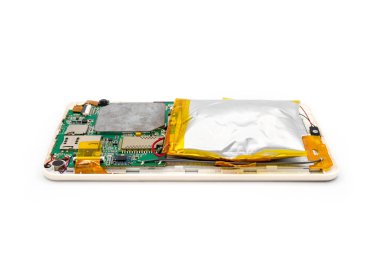 Şişmiş tablet pil pil süresi dolmuş ya da bozulmaya, çünkü her an patlamaya hazır. Beyaz arka plan üzerinde izole