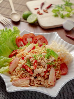 Tay yum salata sıcak ve baharatlı domuz, krab ile sopa, erişte ve sebze. Yum salata olduğunu Tay yerel gıda, baharatlı ekşi ve tatlı tadı.