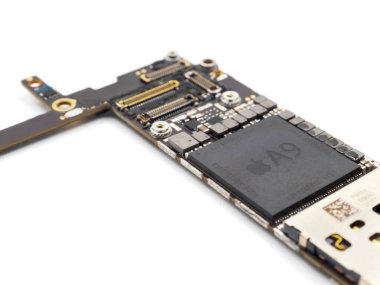 Chiang Rai, Tayland: 23 Nisan 2017 - Apple A9 işlemci (Cpu) yongası üzerinde Apple iphone 6s mantık kurulu yakın çekim görüntüsü. Seçici odak