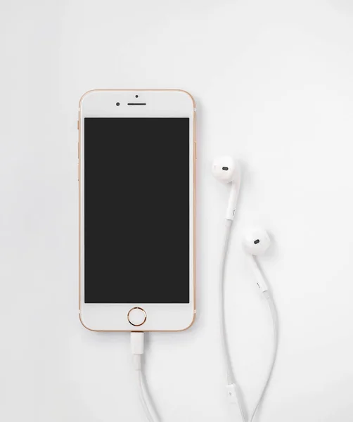 2016年9月9日 新苹果 Iphone 样机特写图像连接充电电缆 和苹果 Earpods 在白色背景上 — 图库照片