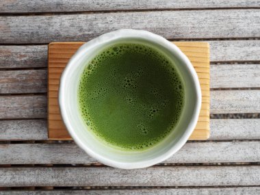 Organik yeşil çay matcha beyaz Japon tarzı seramik kase töreni işlemlerden sonra tam köpük ile üstten görünüm