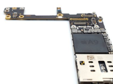 Chiang Rai, Tayland: 23 Nisan 2017 - Apple A9 işlemci (Cpu) yongası üzerinde Apple iphone 6s mantık kurulu kopya alanı ile yakın çekim görüntüsü. Seçici odak