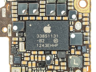 Chiang Rai, Tayland: 17 Mayıs 2017 - yakın çekim görüntü güç yönetimi IC çipin üzerinde Apple iphone 5'ler mantık kurulu eski ve hasarlı. Seçici focu