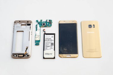 Chiangrai, Tayland: 20 Eylül 2017 - yakın çekim görüntü içinde onarmaya hazırlanıyor kırık Samsung Galaxy S7 kenar smartphone demonte