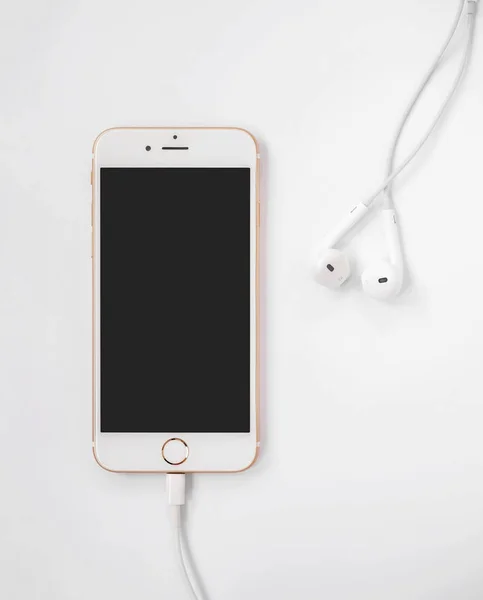 2016年9月9日 新苹果 Iphone 样机特写图像连接充电电缆 和苹果 Earpods 塑造像心脏在白色背景上 — 图库照片
