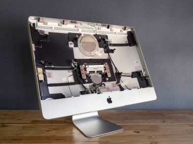 Chiangrai, Tayland: 19 Eylül 2017 - demonte Apple imac bilgisayar vücut kapak onarımları yapmak veya hizmet dükkanda yeni bölümleri değiştirmek için