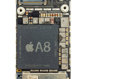 Chiang Rai, Tayland: 17 Mayıs 2017 - Apple A8 işlemci (Cpu) yongası üzerinde Apple iphone 6 mantık kurulu kopya alanı ile yakın çekim görüntüsü. Seçici odak