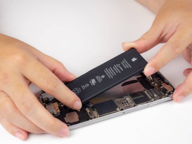 Chiang Rai, Tayland: 13 Eylül 2018 - yakın çekim yansıma teknisyen el kaldırmak, almak için çalıştı değiştirin veya Apple iphone 6 pil dejenere değiştirin ya da zarar.