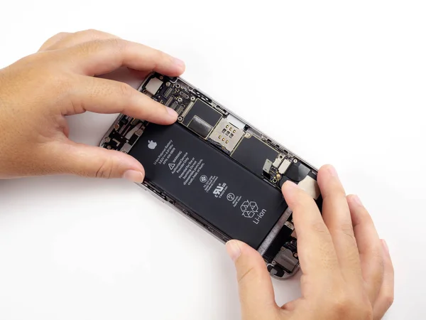 チェンライ 2018 しようと削除の技術者の手のクローズ アップ イメージを変更または縮退のアップル Iphone バッテリを交換または損傷 — ストック写真