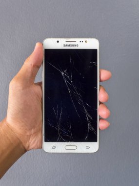 Chiangrai, Tayland: 22 Ekim 2017 - insan eli kırık smartphone Samsung Galaxy J5 2016 (Sm-J510fn) akıllı telefon hizmeti dükkanda holding