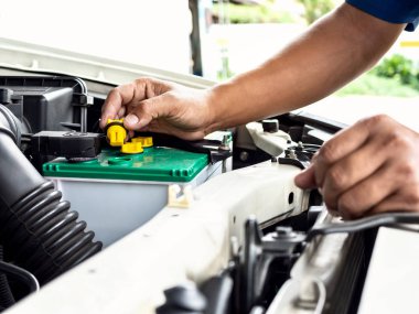 Denetimi, onarım veya dolgu yeni distile su araba Oto servisi bakım elektrik sistemi arabanın garajında araba aküsü açılış teknisyen el.