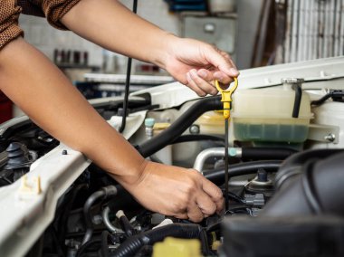 Teknisyen el araba açılış petrol kontrol, onarım veya araba Oto servisi için bakım yağlama motor sistemi araba garajında değişen yeni yağ için tank kapak.