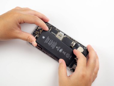 Chiang Rai, Tayland: 13 Eylül 2018 - yakın çekim yansıma teknisyen el kaldırmak, almak için çalıştı değiştirin veya Apple iphone 6 pil dejenere değiştirin ya da zarar.