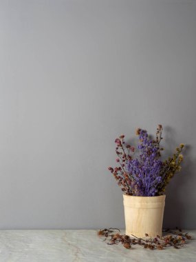 Buket grup kuru ve mat mermer zemin ve gri arka plan üzerine tahta kova birden fazla renk Gypsophila çiçekler solgunluk